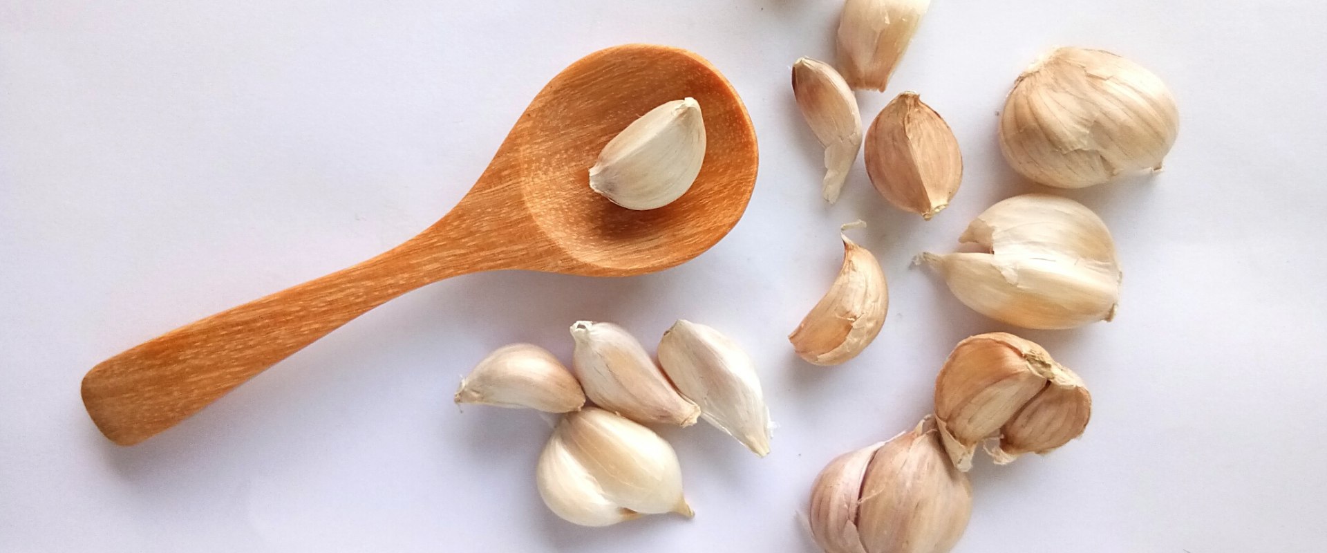 The Comprehensive Guide to Garlic Capsules: Benefits, Risks, and Essential Insights